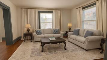 Smart-TV, Bücher, Stereoanlage