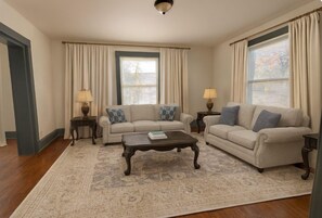 Smart-tv, böcker och en stereo