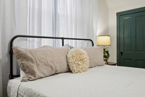 3 bedrooms, desk, iron/ironing board, free WiFi
