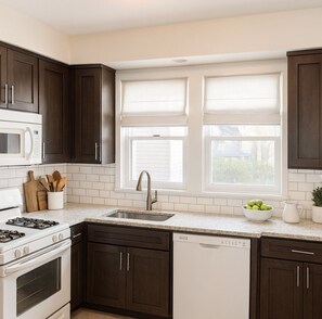 Jääkaappi, mikroaaltouuni, uuni, liesi