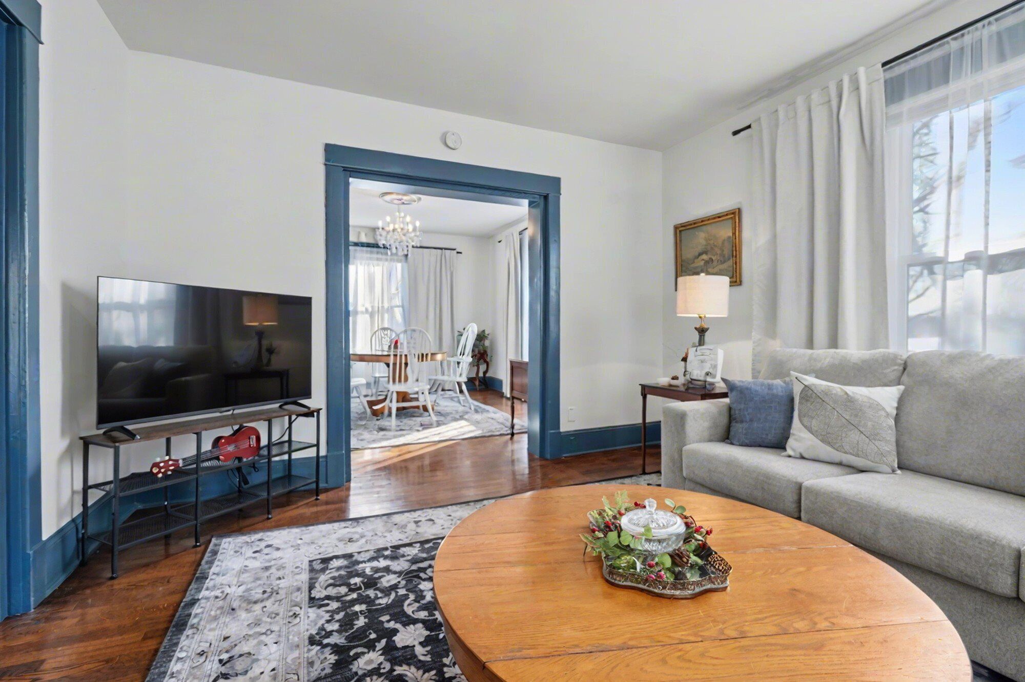 Smart-TV, Bücher, Stereoanlage