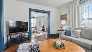 Smart-tv, bøger, stereoanlæg