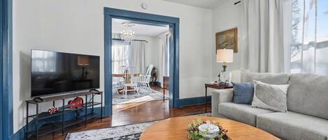 Smart-TV, Bücher, Stereoanlage