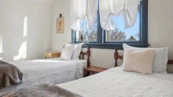 3 bedrooms, desk, iron/ironing board, free WiFi