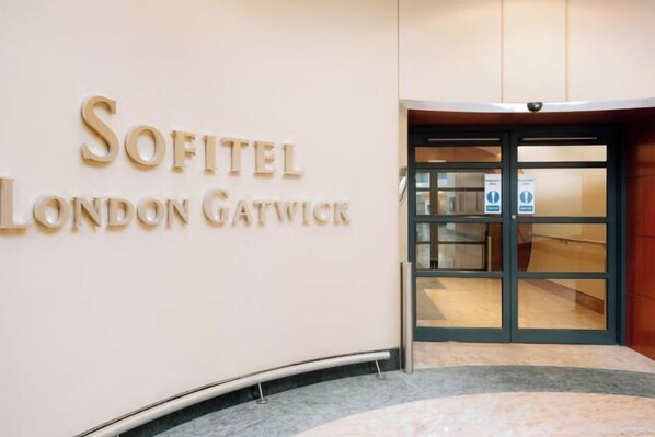 L'entrée de l'hôtel Sofitel London Gatwick, avec une signalétique claire et un design moderne.