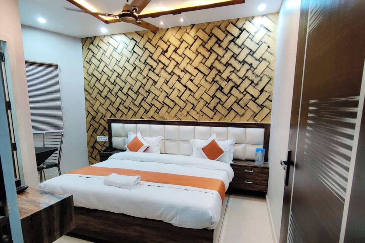 Deluxe Double Room, Air conditioning | Hypo-allergenic bedding, desk, soundproofing, free WiFi