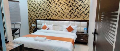 Deluxe-Doppelzimmer, Klimaanlage | Allergikerbettwaren, Schreibtisch, schallisolierte Zimmer