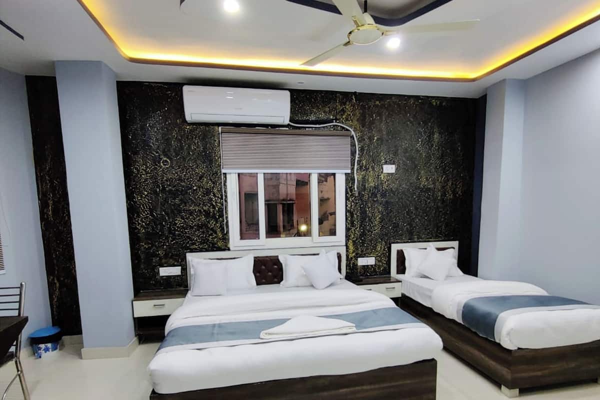 Deluxe Triple Room, Air conditioning | Hypo-allergenic bedding, desk, soundproofing, free WiFi