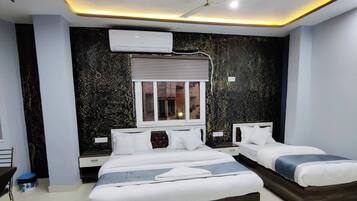 Deluxe Triple Room, Air conditioning | Hypo-allergenic bedding, desk, soundproofing, free WiFi