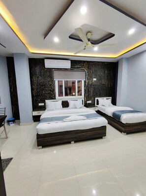 Deluxe driepersoonskamer, airconditioning | Hypoallergeen beddengoed, een bureau, geluiddichte muren, gratis wifi