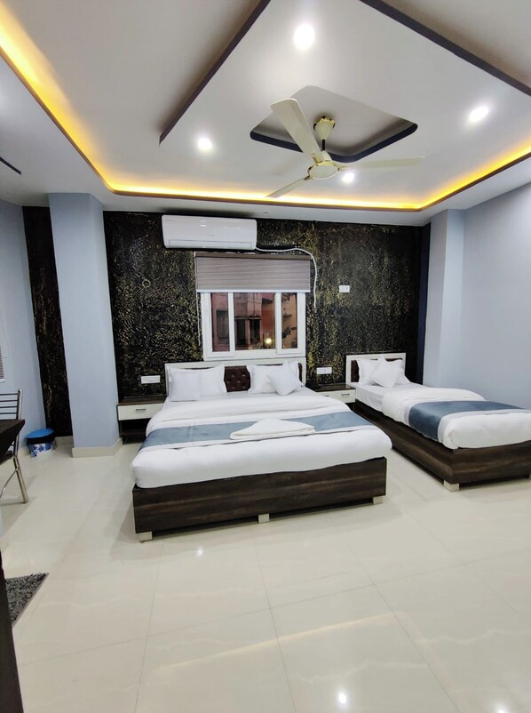 Deluxe Triple Room, Air conditioning | Hypo-allergenic bedding, desk, soundproofing, free WiFi