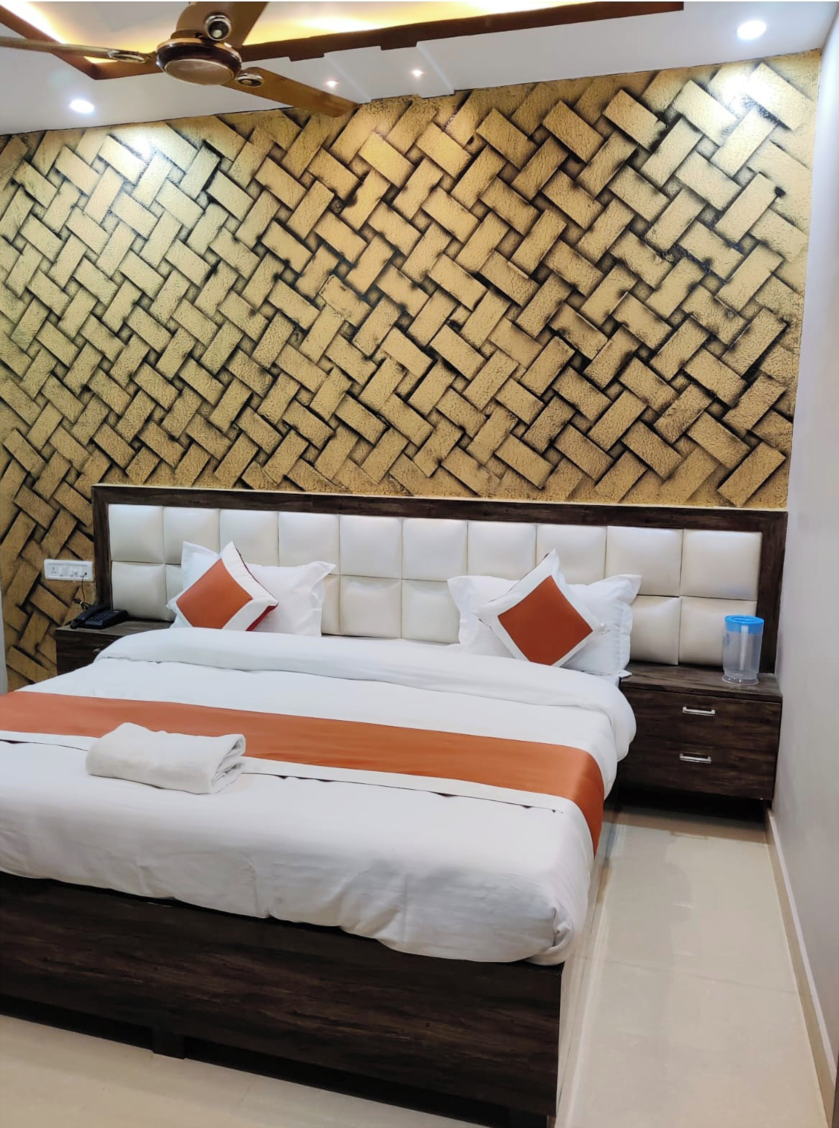 Deluxe Double Room, Air conditioning | Hypo-allergenic bedding, desk, soundproofing, free WiFi