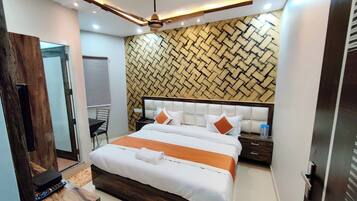Deluxe Double Room, Air conditioning | Hypo-allergenic bedding, desk, soundproofing, free WiFi