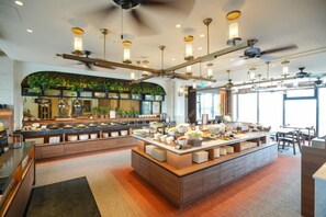 A spacious hotel lobby with a central island, a ceiling fan, and a large window. - Solaria Nishitetsu Hotel Seoul Myeongdong (Seoul)