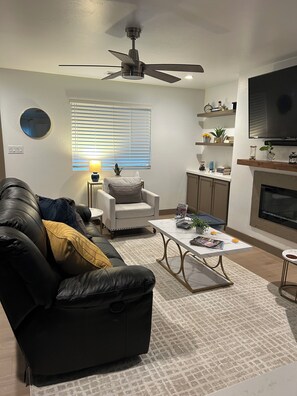 تلفزيون ذكي، مدفأة، كُتُب، طابعة