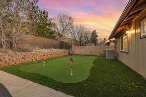 Property grounds - Spacious 4-bedroom family and pet-friendly house in tranquil Flagstaff, Arizona. (Flagstaff)