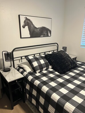 4 quartos, ferros/tábuas de passar roupa, berço de viagem