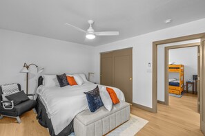 4 quartos, ferros/tábuas de passar roupa, berço de viagem