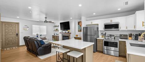 Réfrigérateur, micro-ondes, four, plaque de cuisson