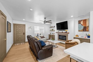 Smart TV, chimenea, libros y impresora