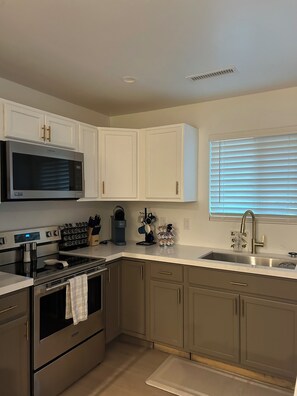 ثلاجة، ميكروويف، فرن، موقد طهي مسطح