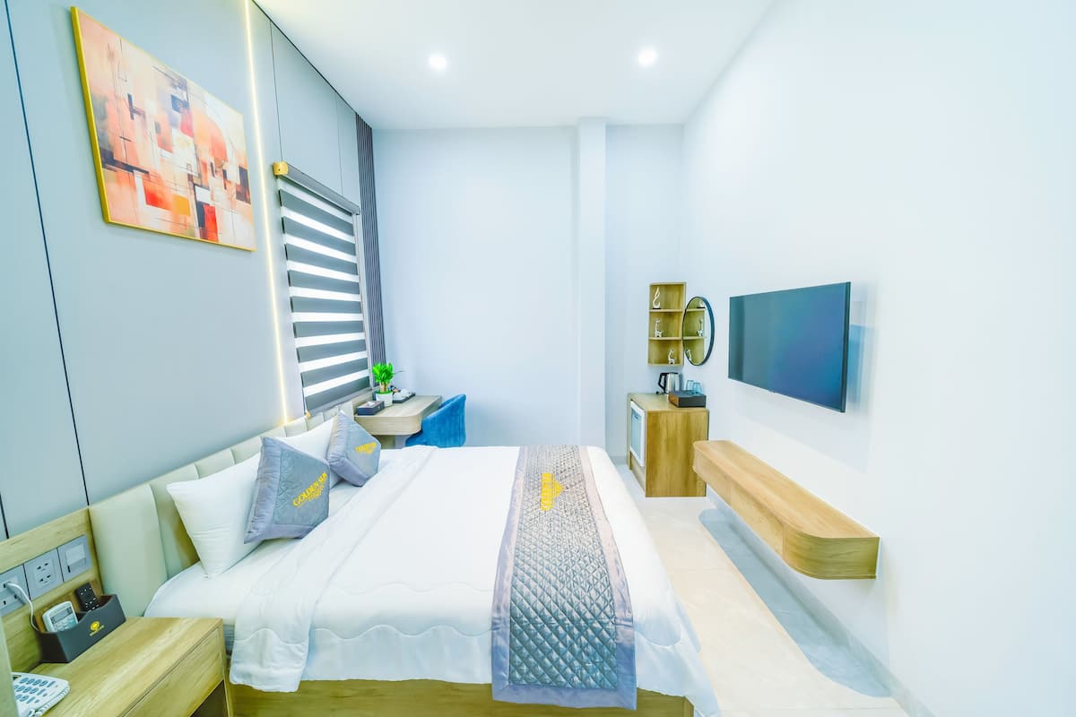 Deluxe Double Room, 1 King Bed | In-room safe, individually decorated, individually furnished, desk