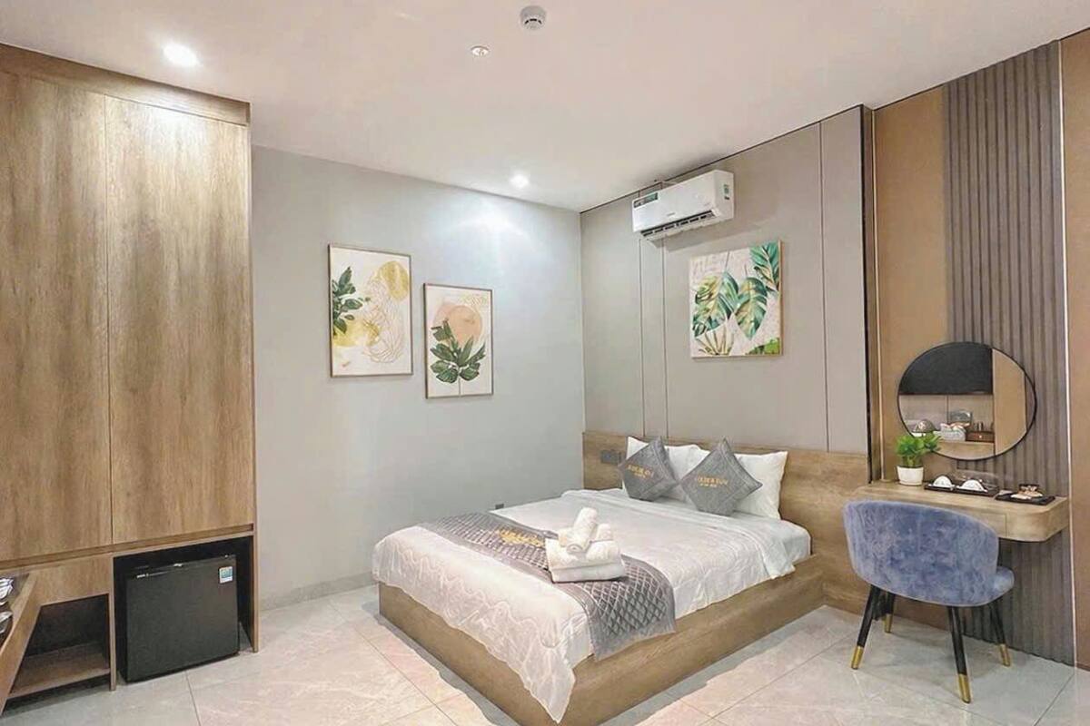 Una camera da letto con un letto, un comodino e un armadio.