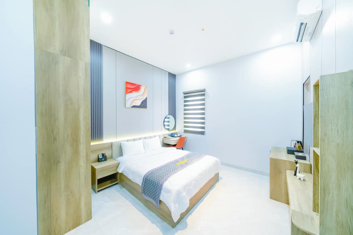 Deluxe Double Room, 1 King Bed, Annex Building | In-room safe, individually decorated, individually furnished, desk