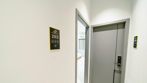 ห้องดับเบิลหรือทวิน, วิวเมือง | ตู้นิรภัยในห้องพัก, โต๊ะทำงาน, พื้นที่ทำงานแบบใช้แล็ปท็อป, ผ้าม่านกันแสง