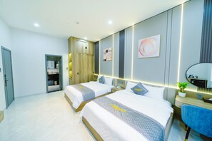 Chambre double ou avec lits jumeaux, vue sur la ville | Coffre-fort, décor unique, ameublement unique, bureau