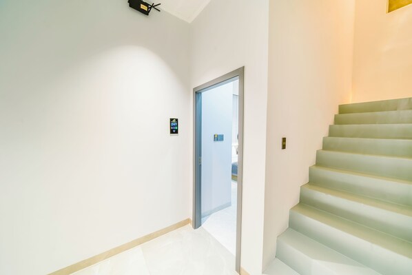 Deluxe Δίκλινο Δωμάτιο (Double), 1 King Κρεβάτι, Προσαρτημένο Κτήριο | Χρηματοκιβώτιο στο δωμάτιο, μοναδική διακόσμηση, μοναδική επίπλωση 