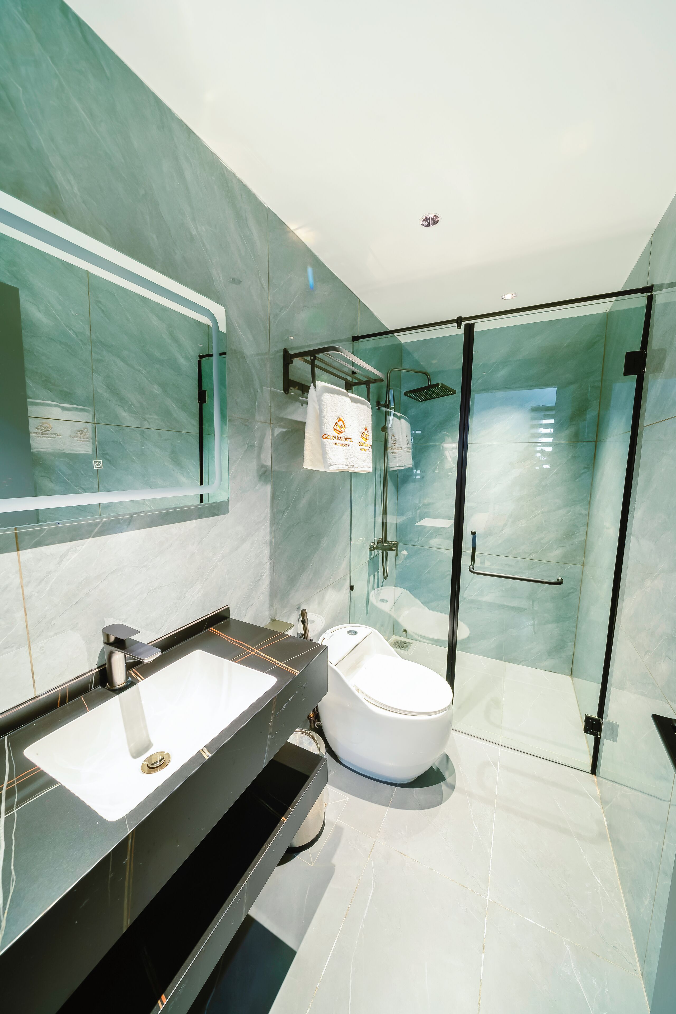 Phòng đôi Deluxe, 1 giường cỡ king, tòa nhà phụ | Phòng tắm | Buồng tắm vòi sen, đồ dùng nhà tắm miễn phí, máy sấy tóc 
