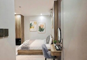 Standard Double Room | In-room safe, individually decorated, individually furnished, desk - Golden Sun Hotel 6 (Ho Chi Minh)