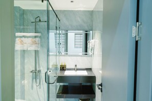 Habitación Deluxe doble, 1 cama de matrimonio grande | Baño | Ducha, artículos de higiene personal gratuitos y secador de pelo