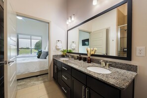 2 chambres, fer et planche à repasser, accès Internet, draps fournis