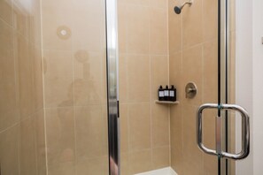 Shower, hair dryer, towels, soap - Urban retreat in the heart of DFW (Richardson)
