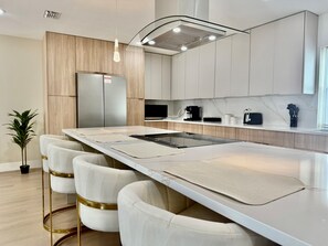 Fogão, cooktop, lava-louças, cafeteira/chaleira