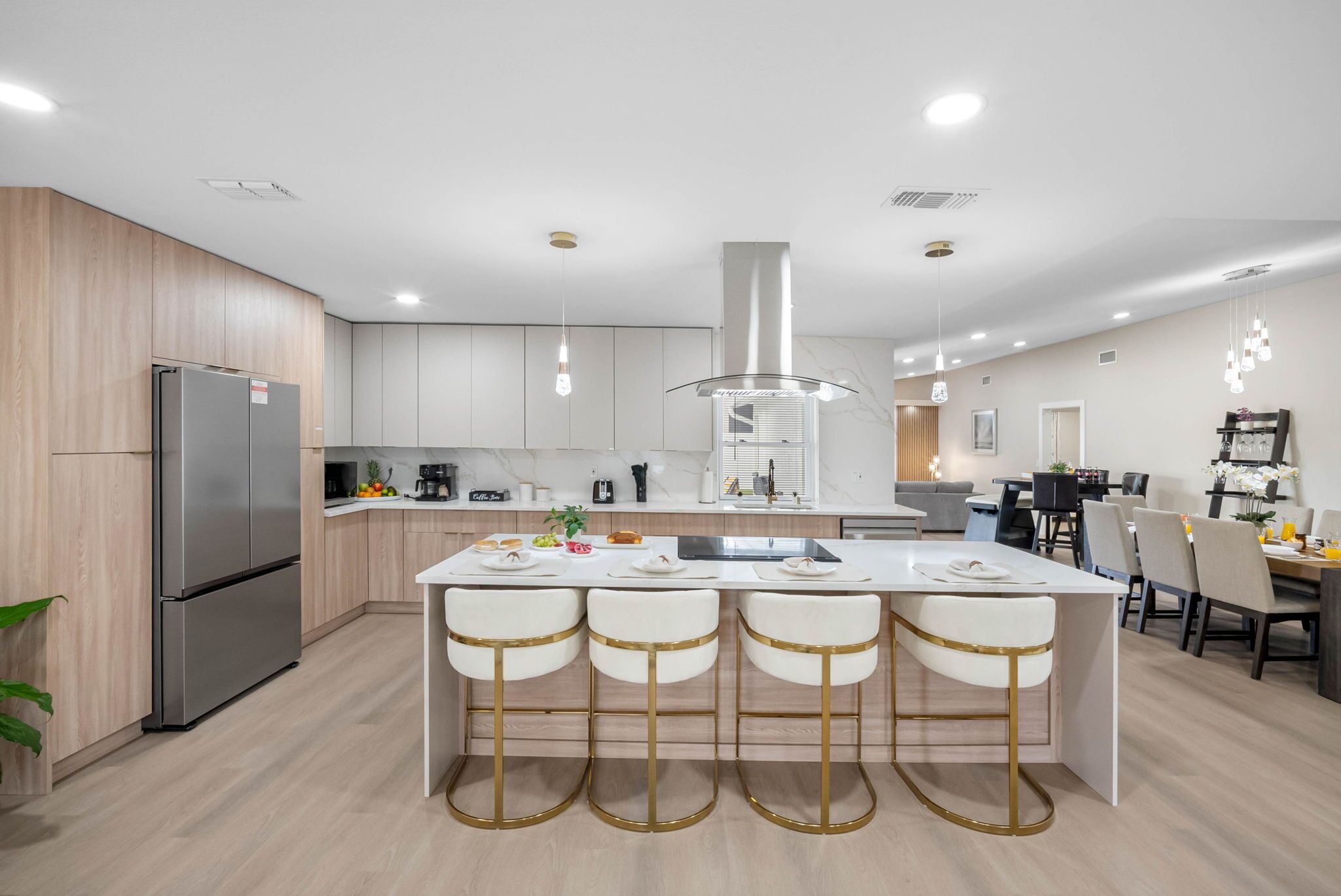 Ofen, Herdplatte, Geschirrspüler, Wasserkocher mit Kaffee-/Teezubehör