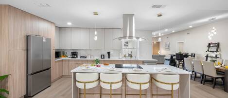 Ofen, Herdplatte, Geschirrspüler, Wasserkocher mit Kaffee-/Teezubehör