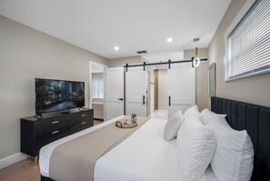 3 quartos, ferros/tábuas de passar roupa, berço de viagem