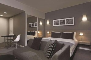 Cots/infant beds - Adina Apartment Hotel Hamburg Michel (Hamburg)