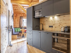 Réfrigérateur, micro-ondes, four, cafetiÚre/bouilloire