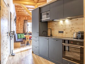 Réfrigérateur, micro-ondes, four, cafetiÚre/bouilloire