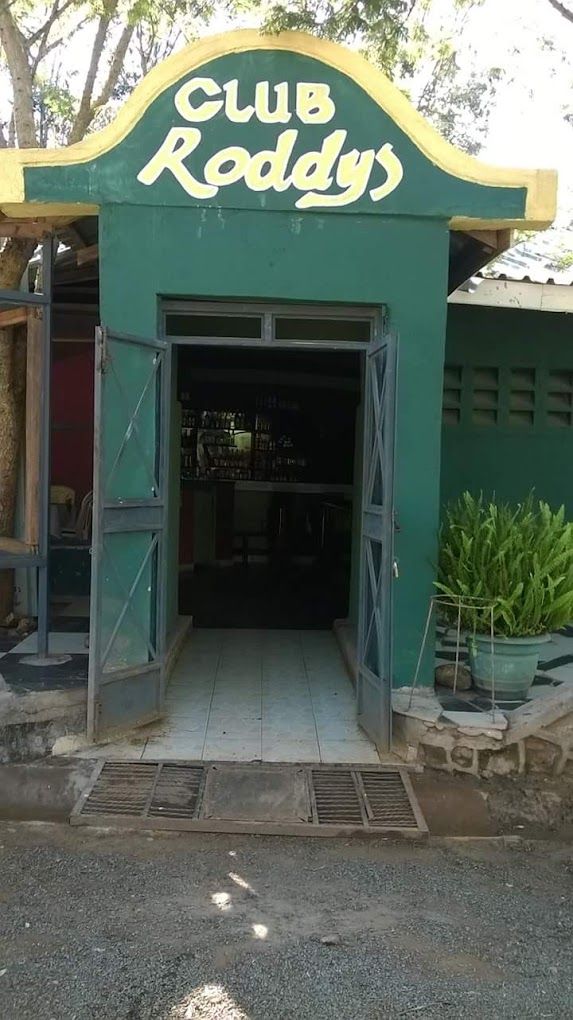 La entrada a Club Roddys, con fachada verde y un cartel sobre la puerta.
