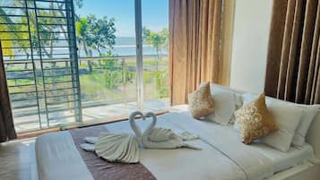 Deluxe Double Room, Balcony, Sea View | Bathroom | Free toiletries, towels, soap, shampoo