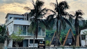 Vista frontal de la propiedad