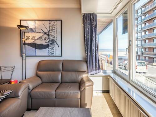 Comfortable flat with lateral sea view
