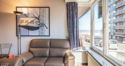 Comfortable flat with lateral sea view