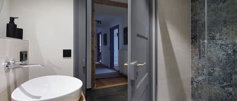 Dusche, Haartrockner, Handtücher, Seife