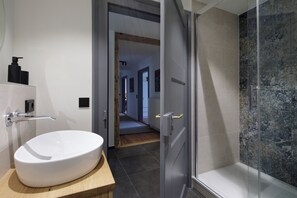 Dusche, Haartrockner, Handtücher, Seife